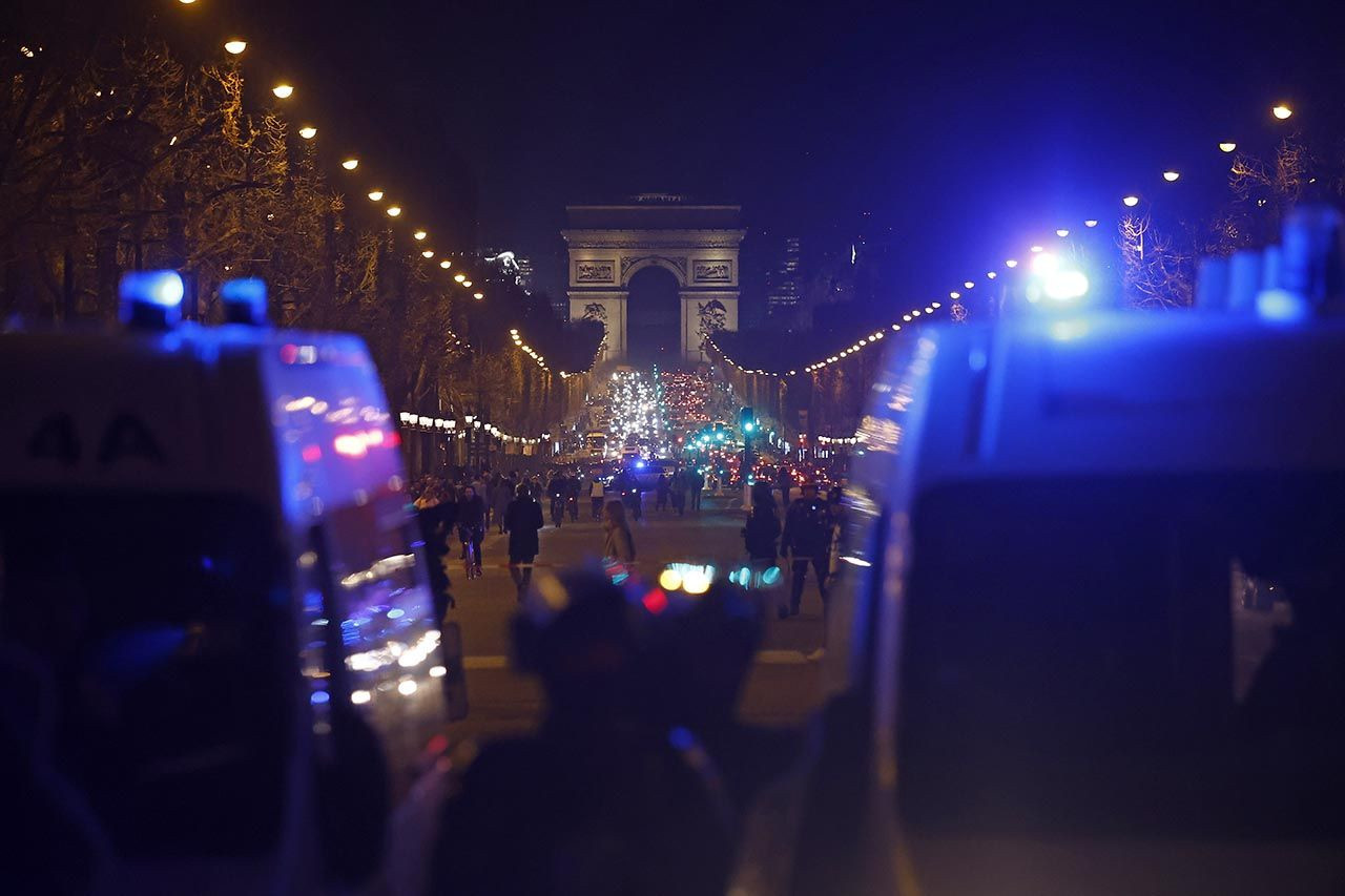 Fransa'da sokaklar yangın yerine döndü: 310 gözaltı - Resim: 4