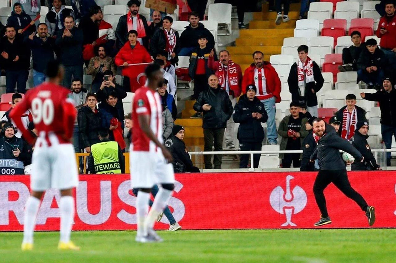 Sivasspor-Fiorentina maçında rezalet! Sahaya atlayıp futbolcuya saldırdı - Resim: 4