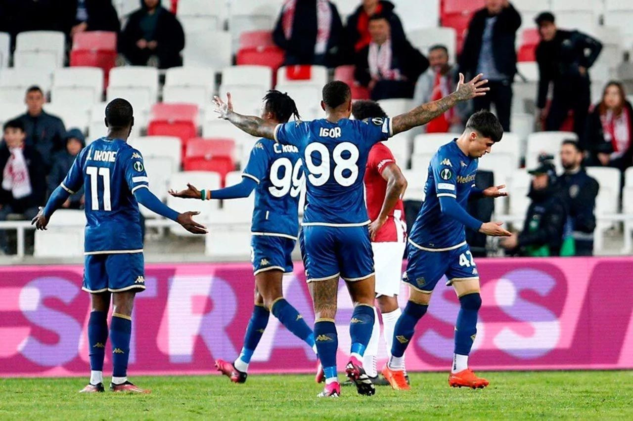 Sivasspor-Fiorentina maçında rezalet! Sahaya atlayıp futbolcuya saldırdı - Resim: 1