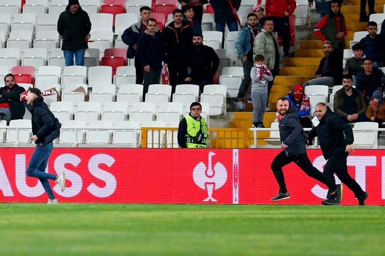 Sivasspor-Fiorentina maçında rezalet! Sahaya atlayıp futbolcuya saldırdı - Resim: 2