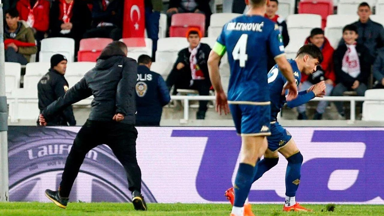 Sivasspor-Fiorentina maçında rezalet! Sahaya atlayıp futbolcuya saldırdı