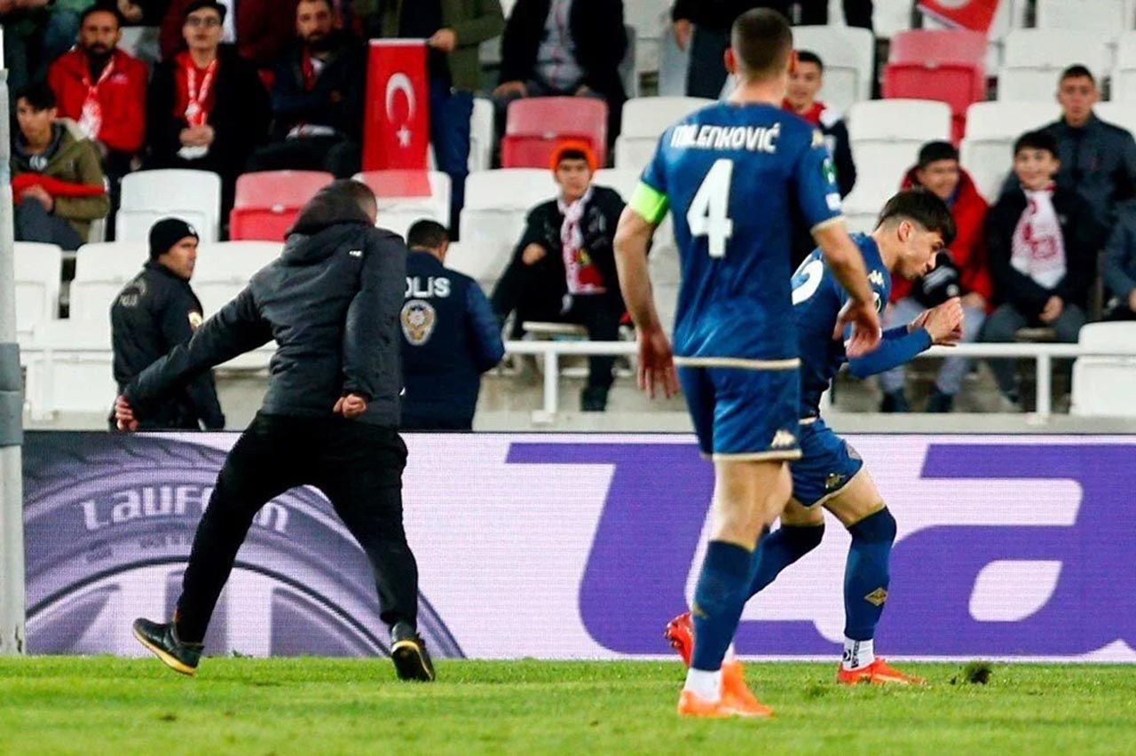 Sivasspor-Fiorentina maçında rezalet! Sahaya atlayıp futbolcuya saldırdı - Resim: 3