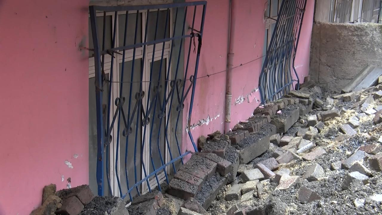 İstanbul'da çöken istinat duvarı binaya hasar verdi