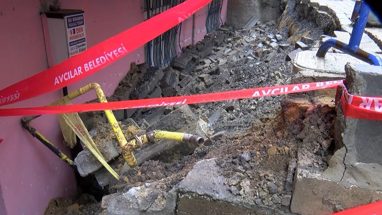 İstanbul'da çöken istinat duvarı binaya hasar verdi - Resim: 2