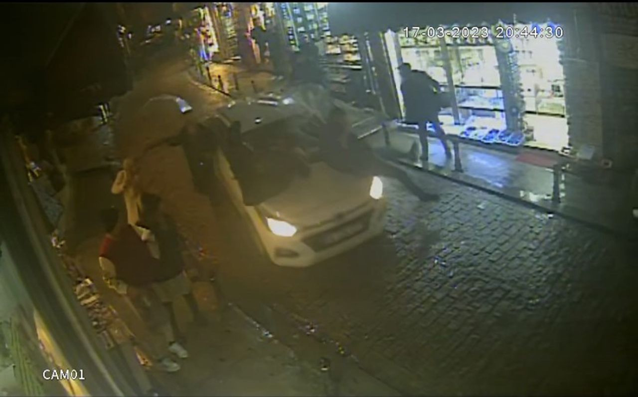 İstanbul'da dehşet anları! Aracıyla yayaların arasına daldı, yaralılar var - Resim: 1