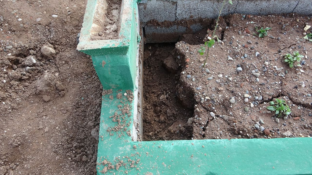 Sel depremzedelerin mezarlarını da yuttu! Oluşan obruklar şoke etti - Resim: 2