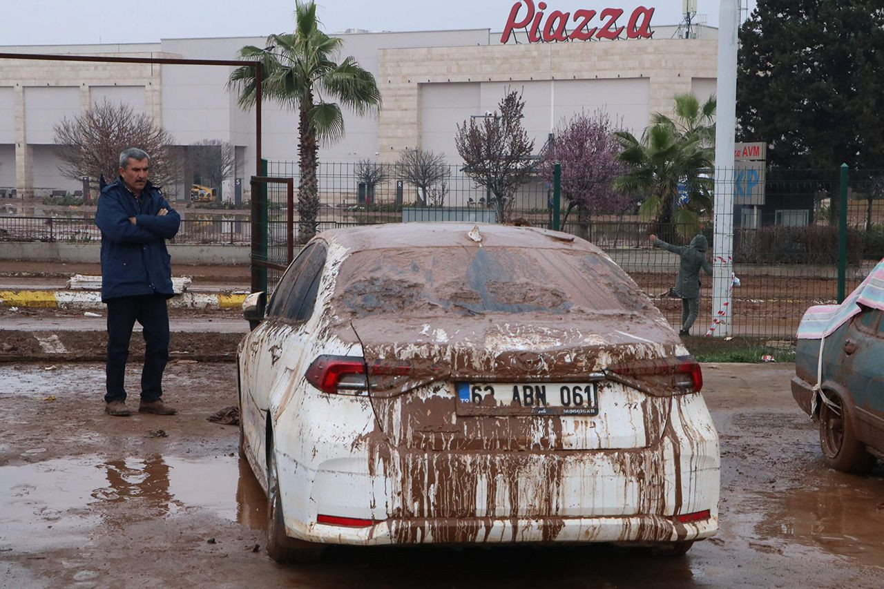 Sel sularının yuttuğu otoparktan 170 araç çıkarıldı - Resim: 2