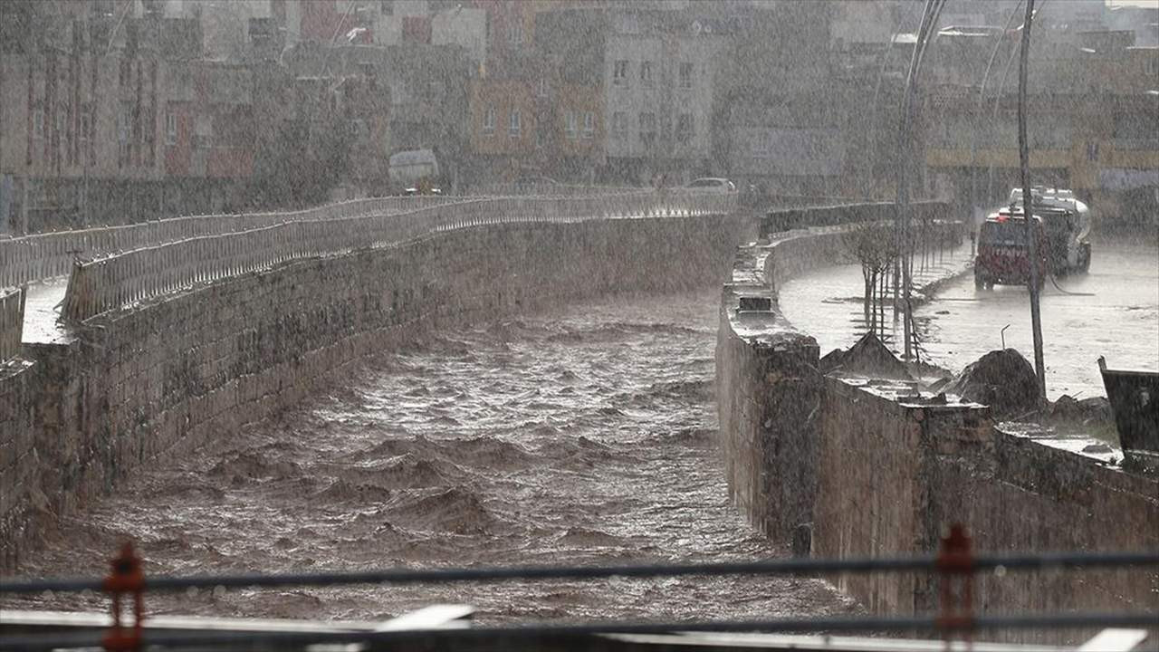 Sağanak vurdu, bir ilimizde eğitime ara verildi