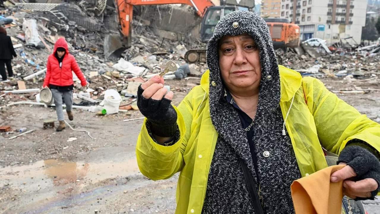 Kahramanmaraşlı depremzedenin elindeki ''şey'' tüm Türkiye'yi ağlattı