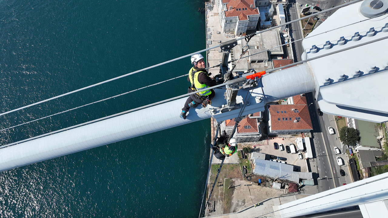 İstanbul Boğazı'nın metrelerce üzerinde nefes kesen anlar kamerada