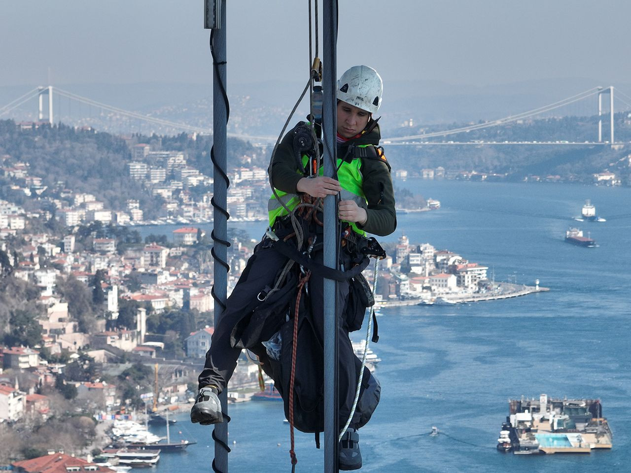 İstanbul Boğazı'nın metrelerce üzerinde nefes kesen anlar kamerada - Resim: 2