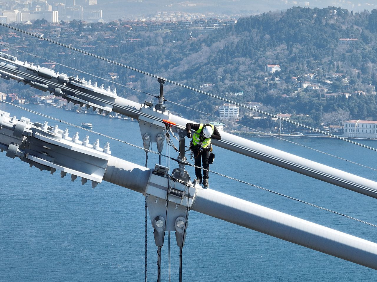 İstanbul Boğazı'nın metrelerce üzerinde nefes kesen anlar kamerada - Resim: 1