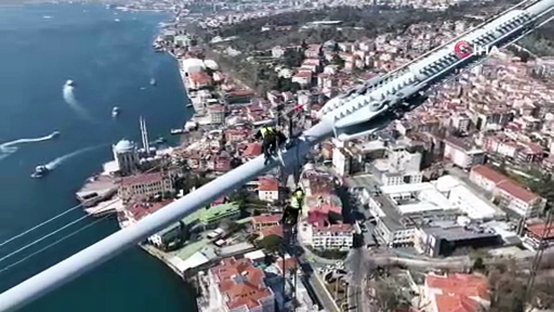İstanbul Boğazı'nın metrelerce üzerinde nefes kesen anlar kamerada