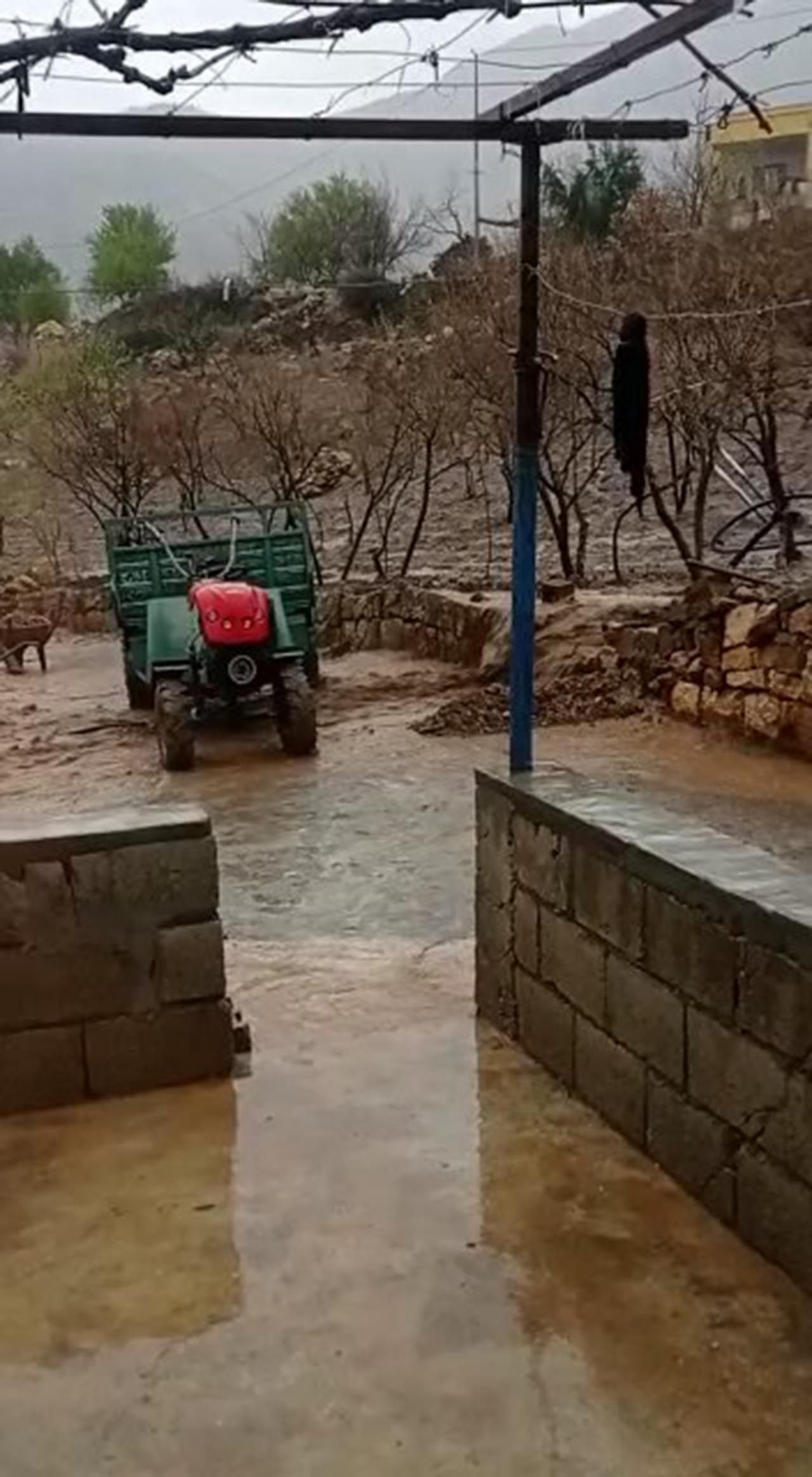 Siirt'i sağanak vurdu; bahçeler sular altında kaldı - Resim: 4