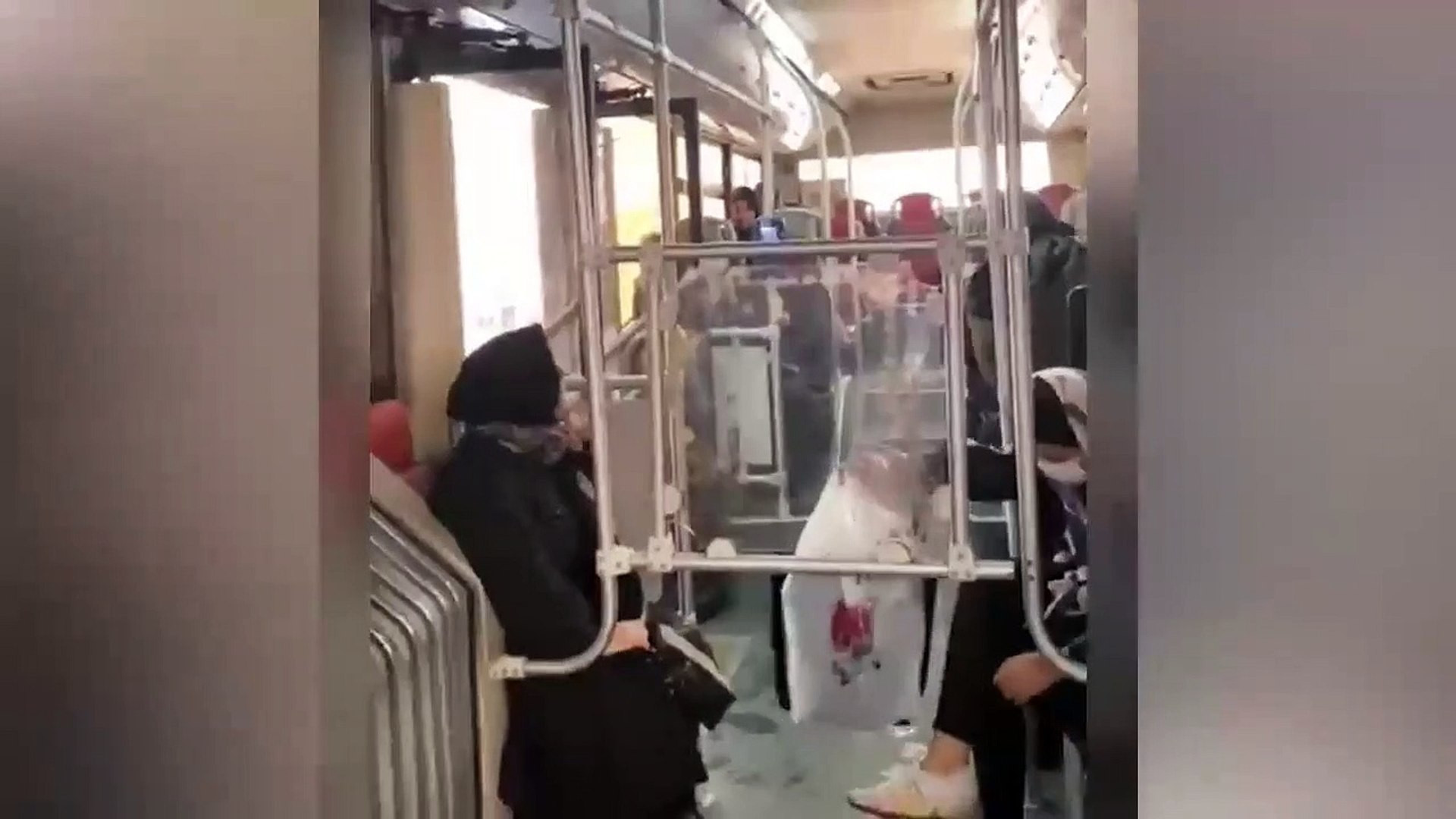 Belediye otobüsündeki harem selamlık oturma düzeni olay oldu