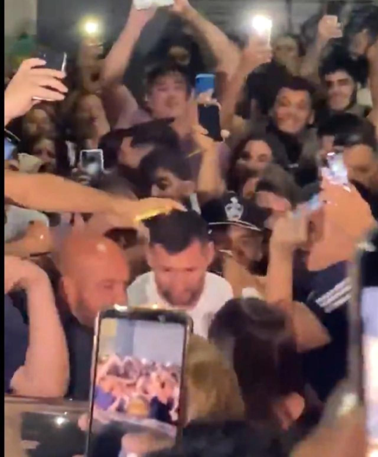 Akşam yemeğine çıkan Messi'nin zor anları! Restoranın etrafını sardılar - Resim: 4
