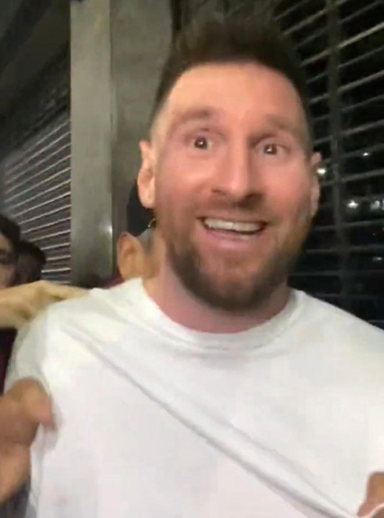 Akşam yemeğine çıkan Messi'nin zor anları! Restoranın etrafını sardılar - Resim: 2