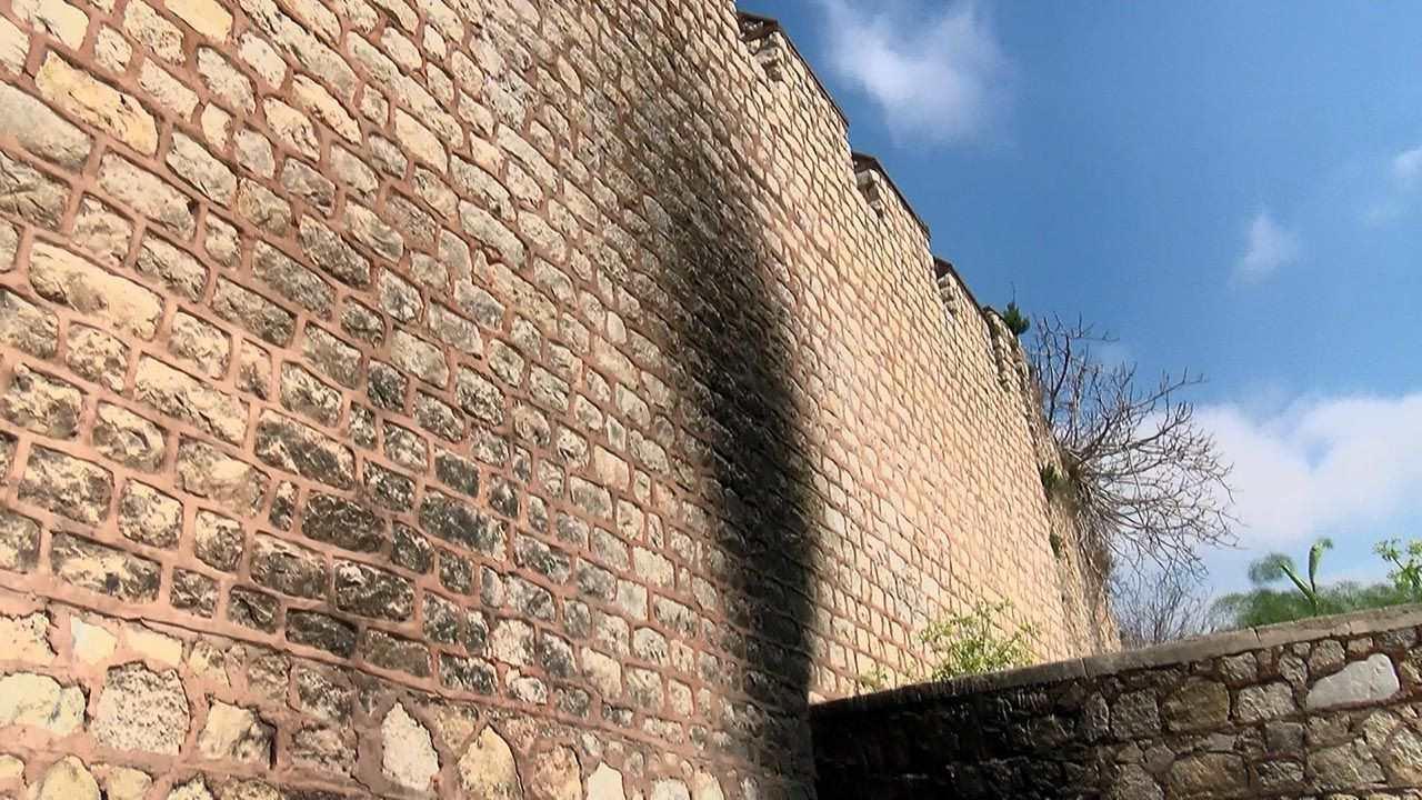 İstanbul'un 1600 yıllık surlarında pes dedirten görüntü - Resim: 2