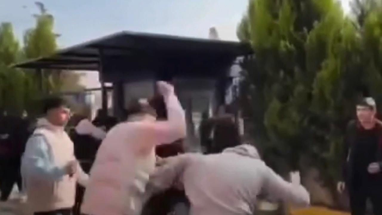 Lise öğrencileri yumruk yumruğa birbirine girdi