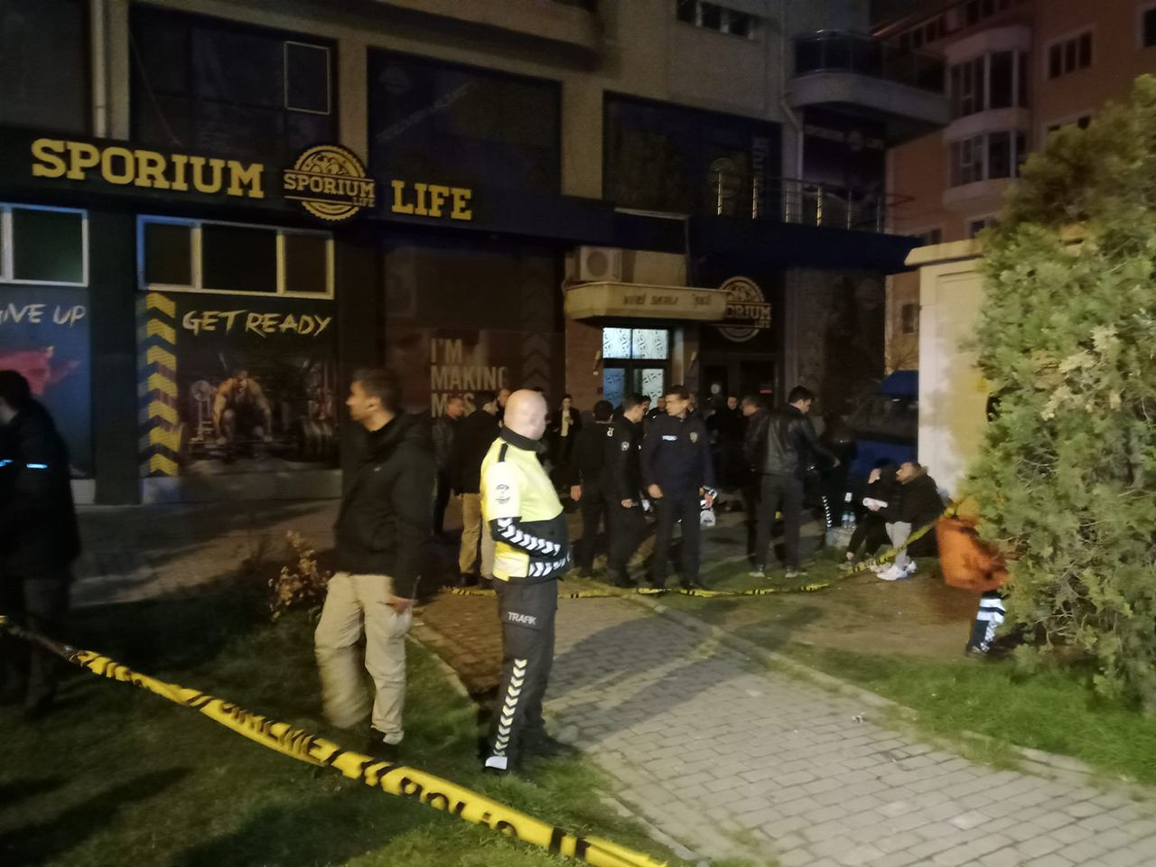 Şiddet uygulayan eşine sinirlendi, kendini balkondan aşağı attı - Resim: 2