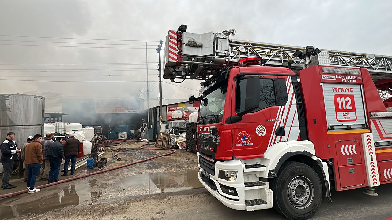 Düzce'de büyük yangın! Fabrika alev topuna döndü - Resim: 4