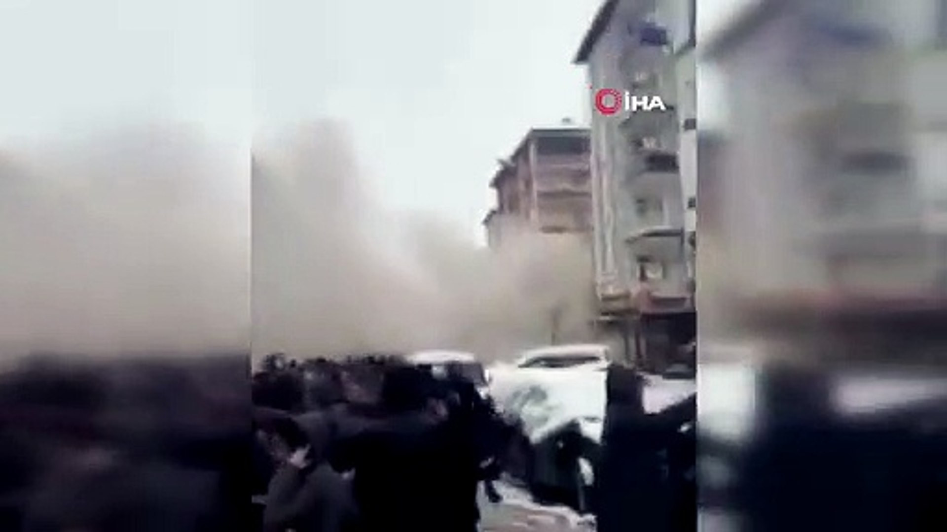 Deprem anına ait yeni görüntü ortaya çıktı; 5 katlı bina böyle yıkılmış