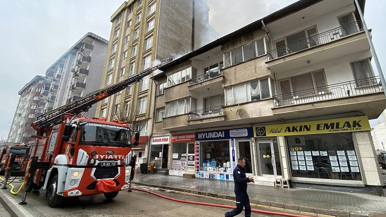 Eskişehir'de 3 katlı binada yangın