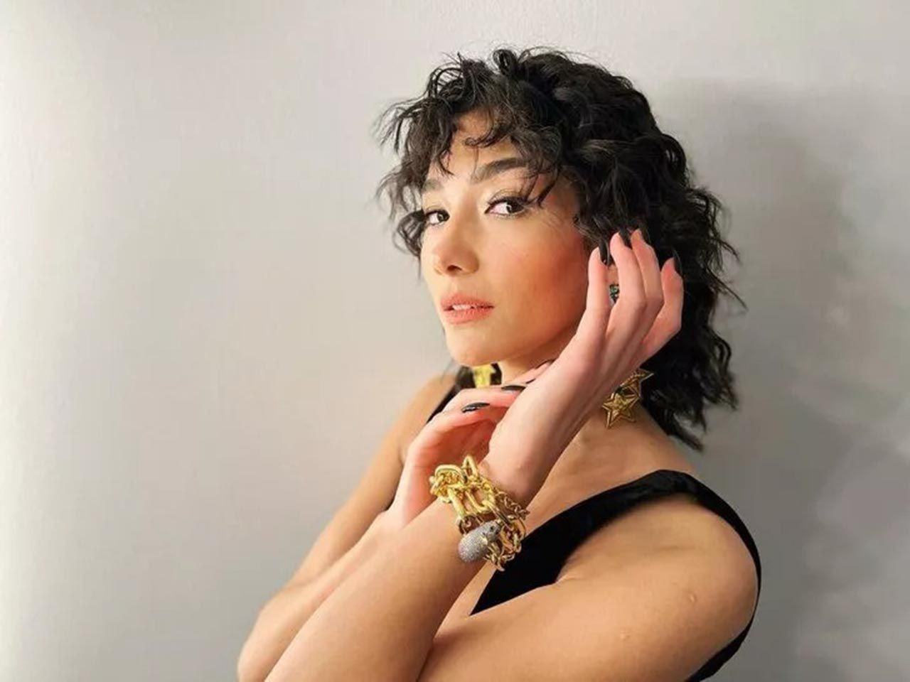 Aybüke Pusat süper minili pozuyla beğeni topladı - Resim: 1
