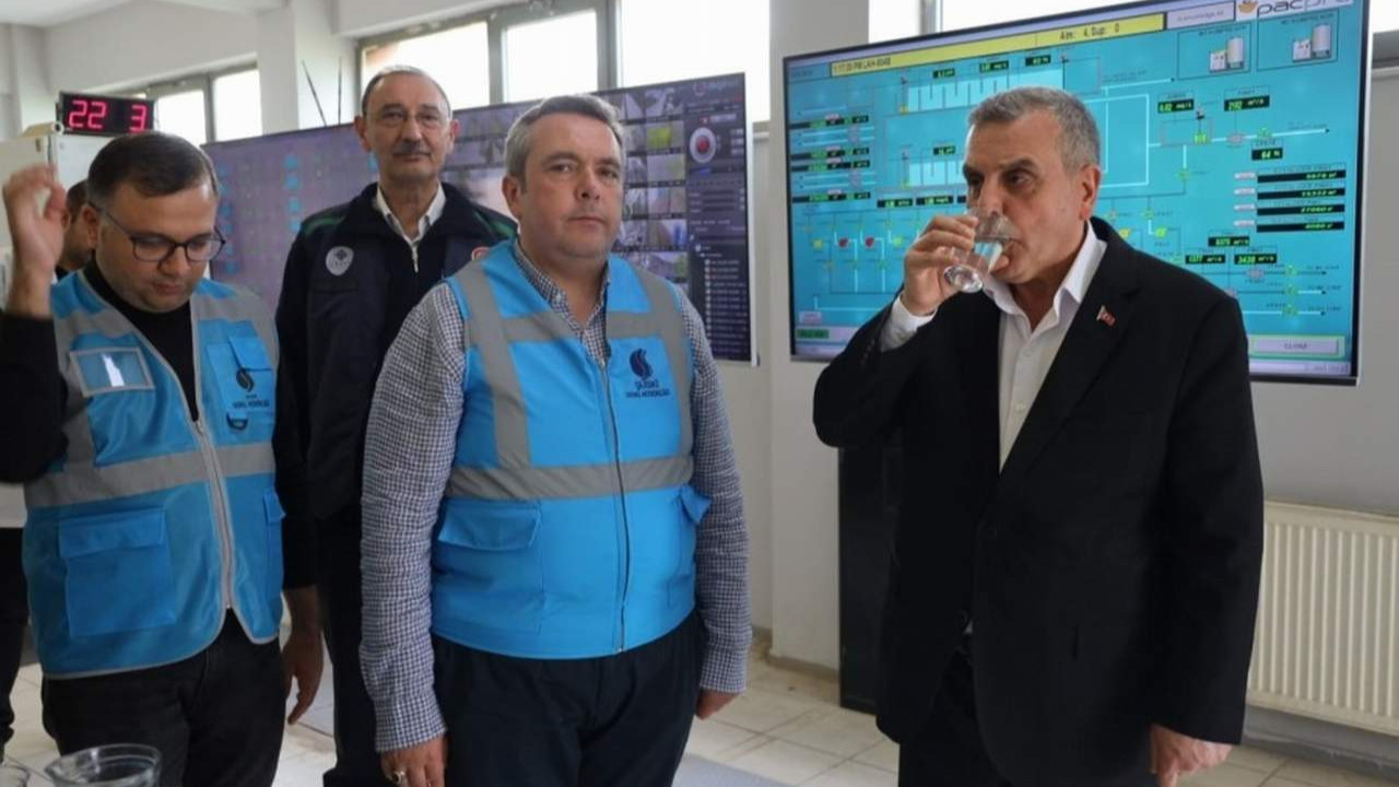 AK Partili başkan lıkır lıkır içti, Bakan Koca ''içmeyin'' dedi!