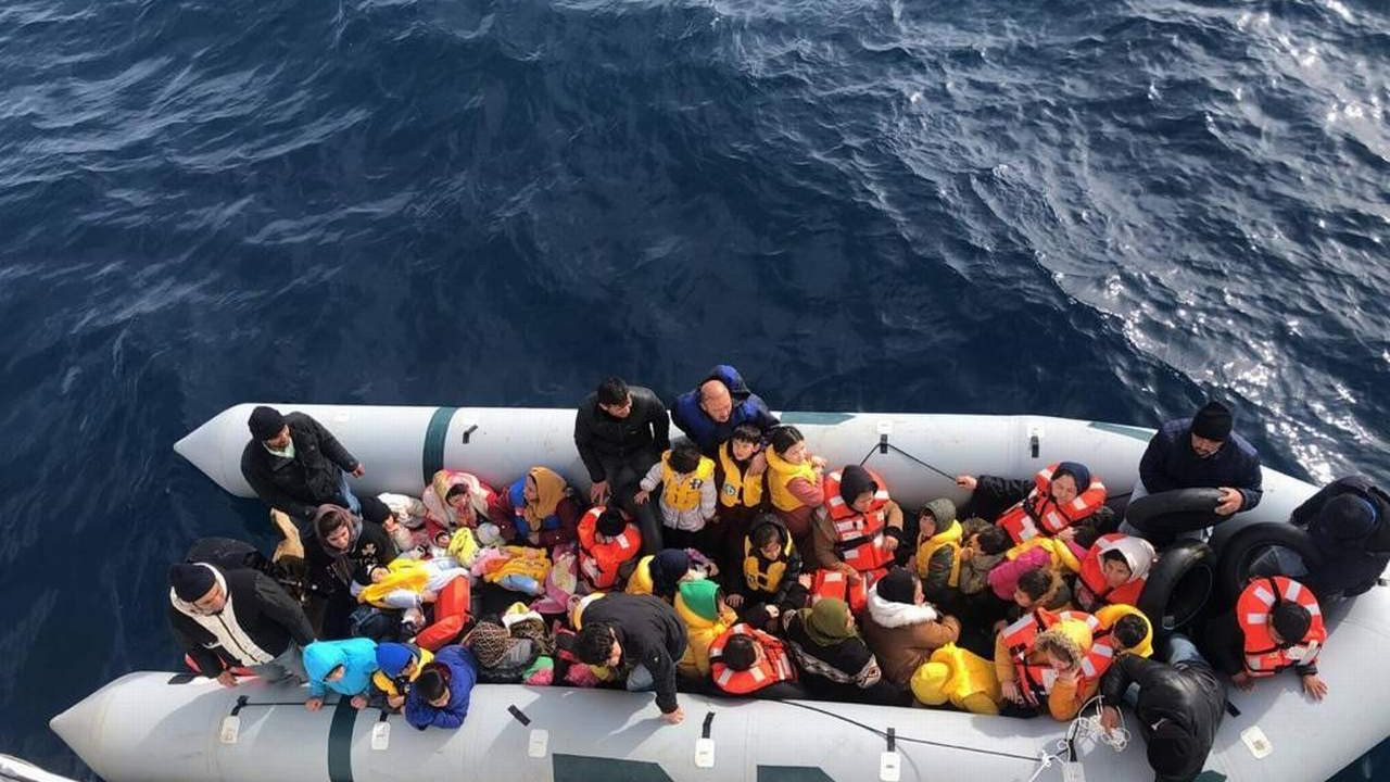 İzmir açıklarında 54 kaçak göçmen daha kurtarıldı