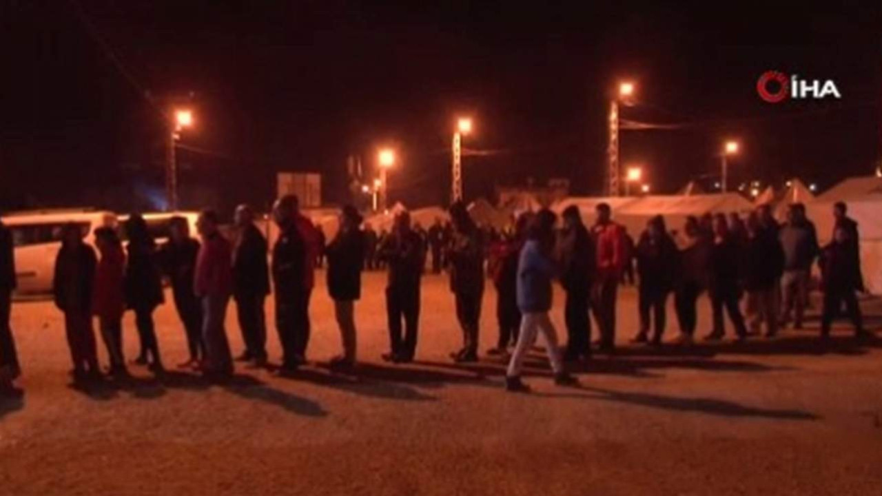 Deprem bölgesinde çadırda ilk sahur...