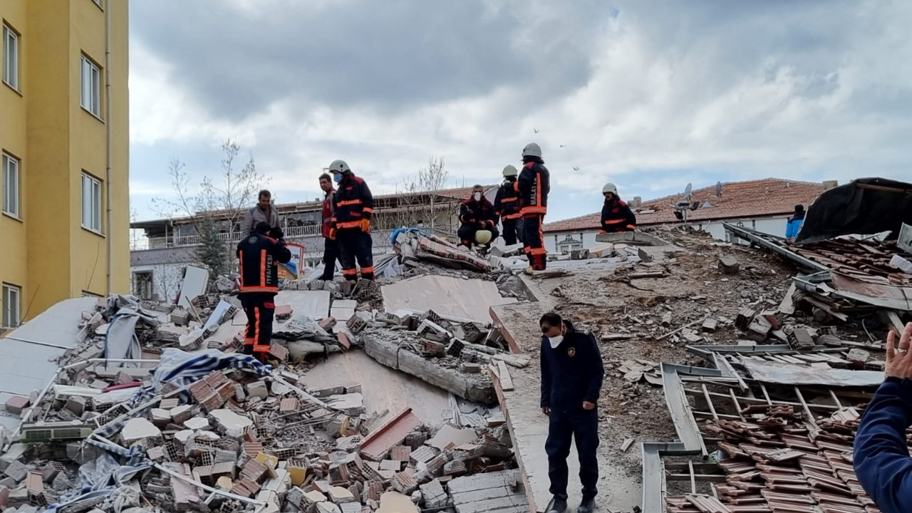 Malatya'da 5 katlı bina çöktü