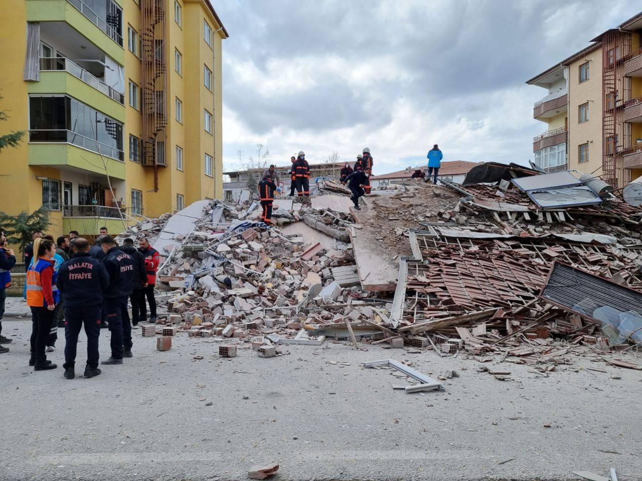 Malatya'da 5 katlı bina çöktü - Resim: 1