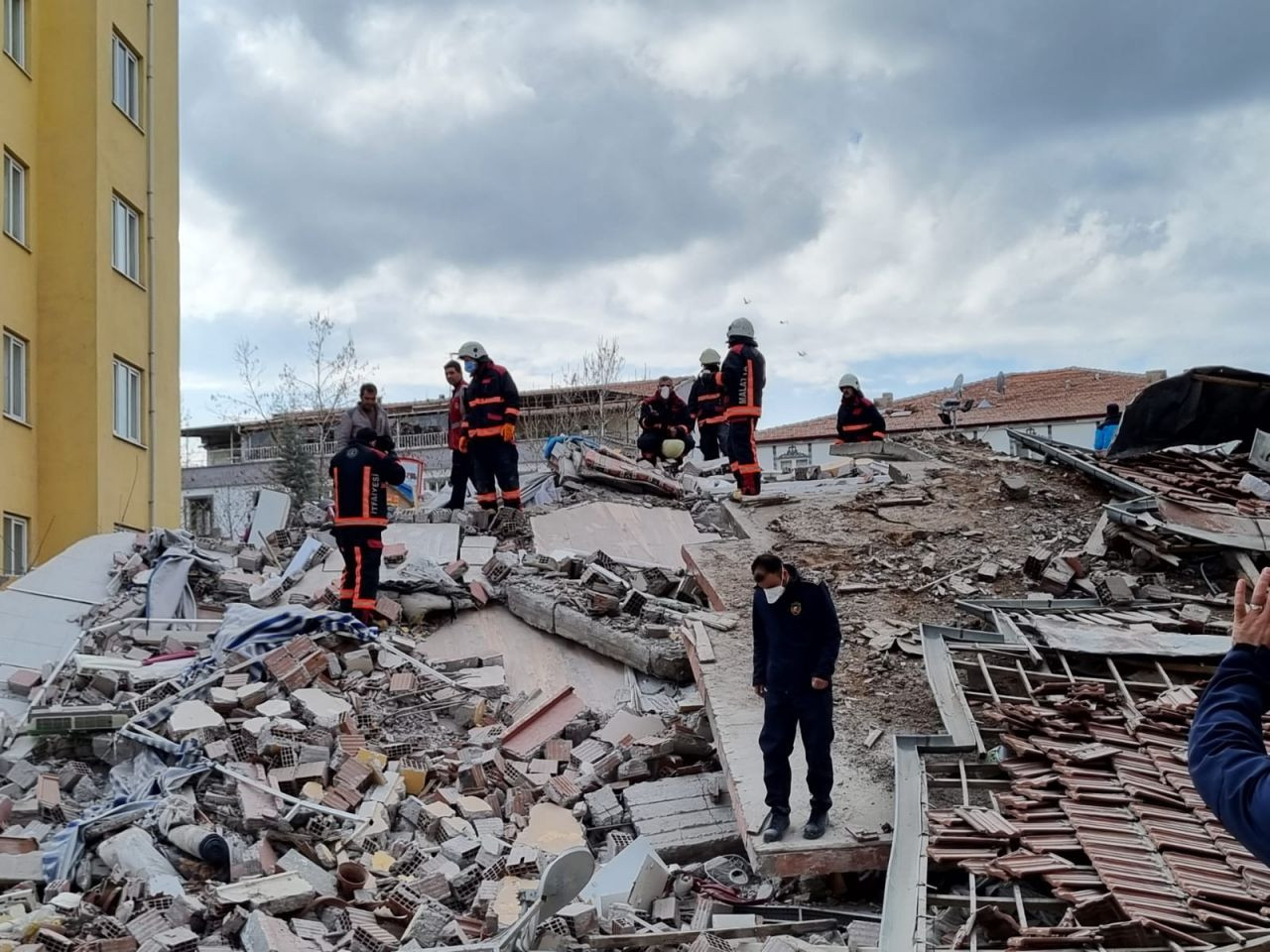 Malatya'da 5 katlı bina çöktü - Resim: 2