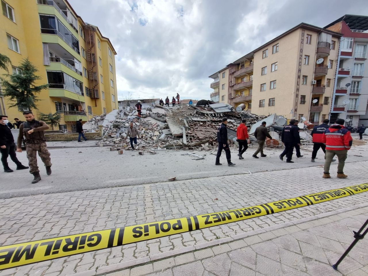 Malatya'da 5 katlı bina çöktü - Resim: 4