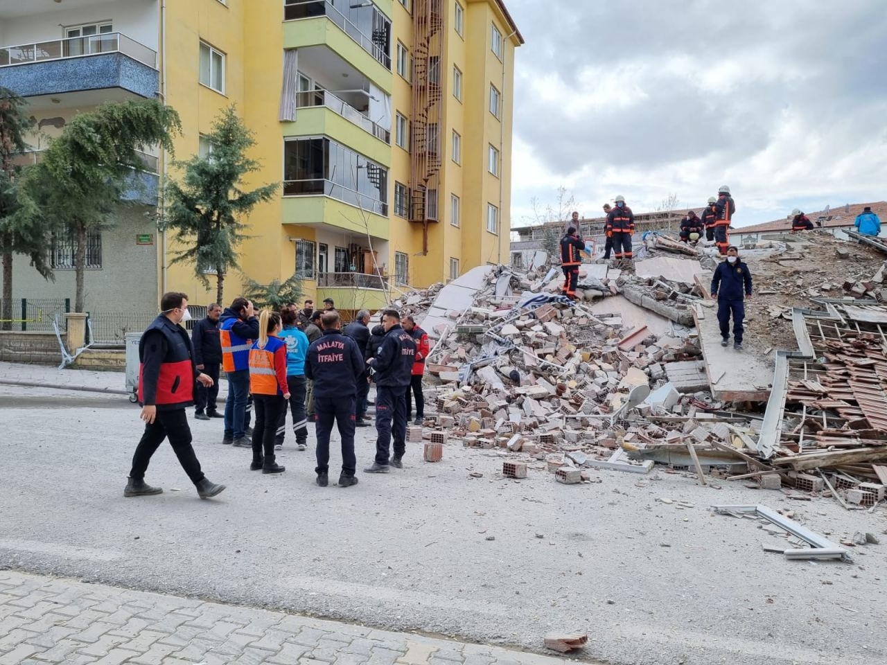 Malatya'da 5 katlı bina çöktü - Resim: 3