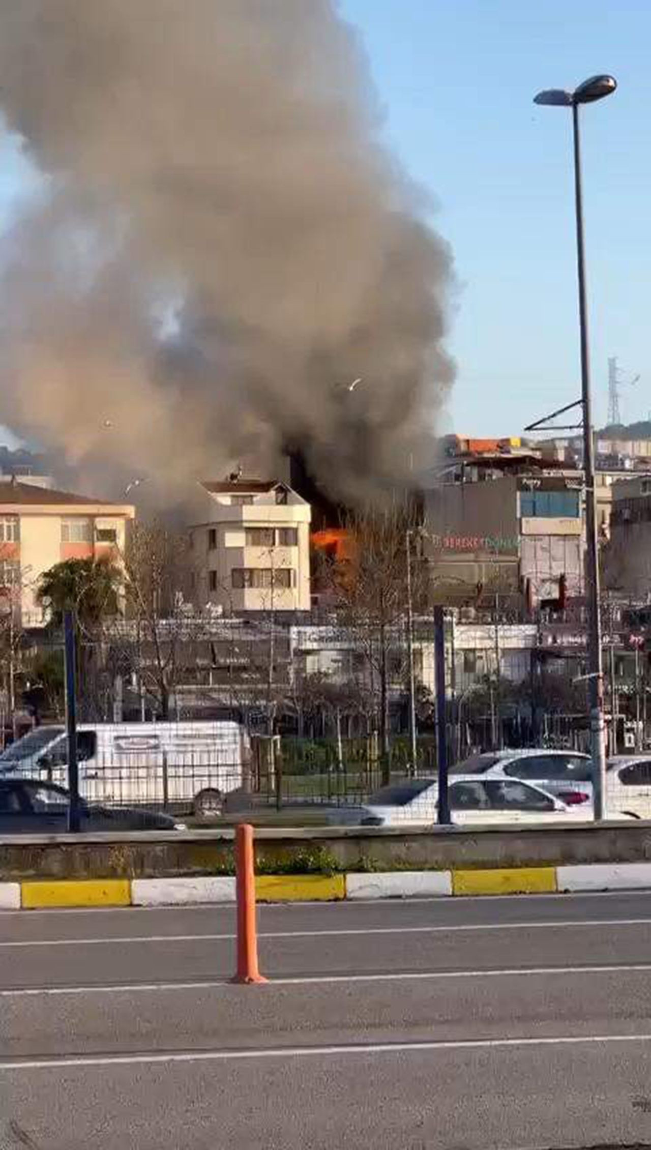 İstanbul'da otel yangını! Ölü ve yaralılar var - Resim: 3