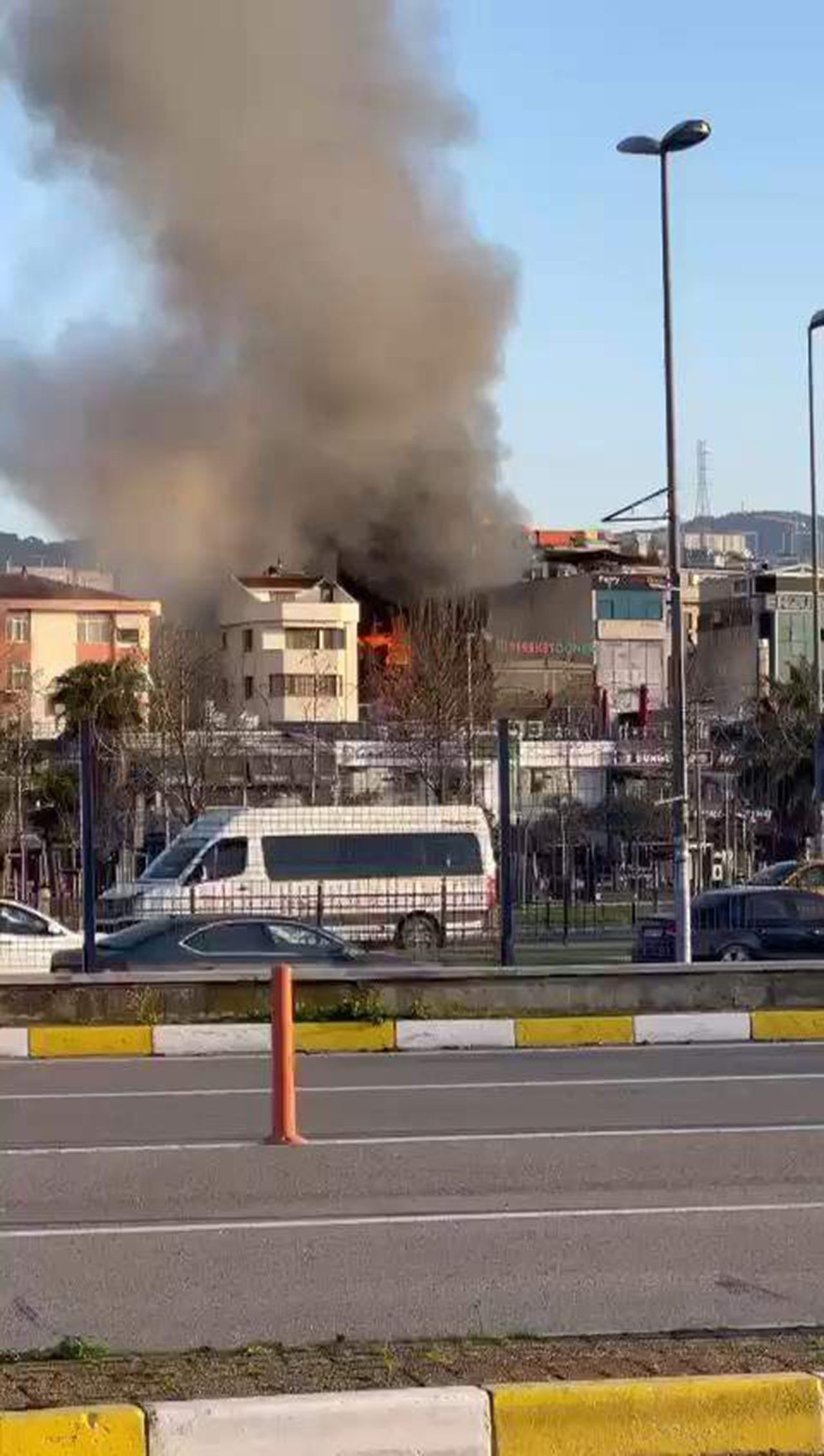 İstanbul'da otel yangını! Ölü ve yaralılar var - Resim: 2