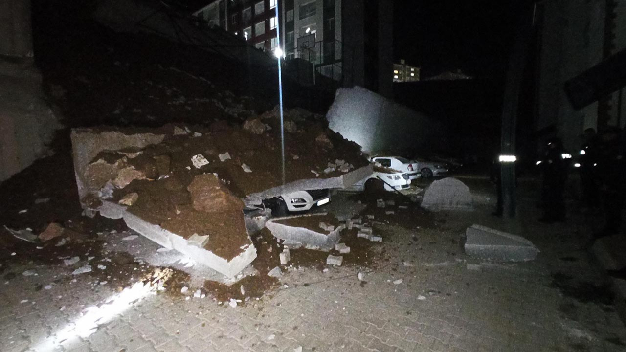 İstinat duvarı çöktü; 11 otomobil enkaz altında kaldı