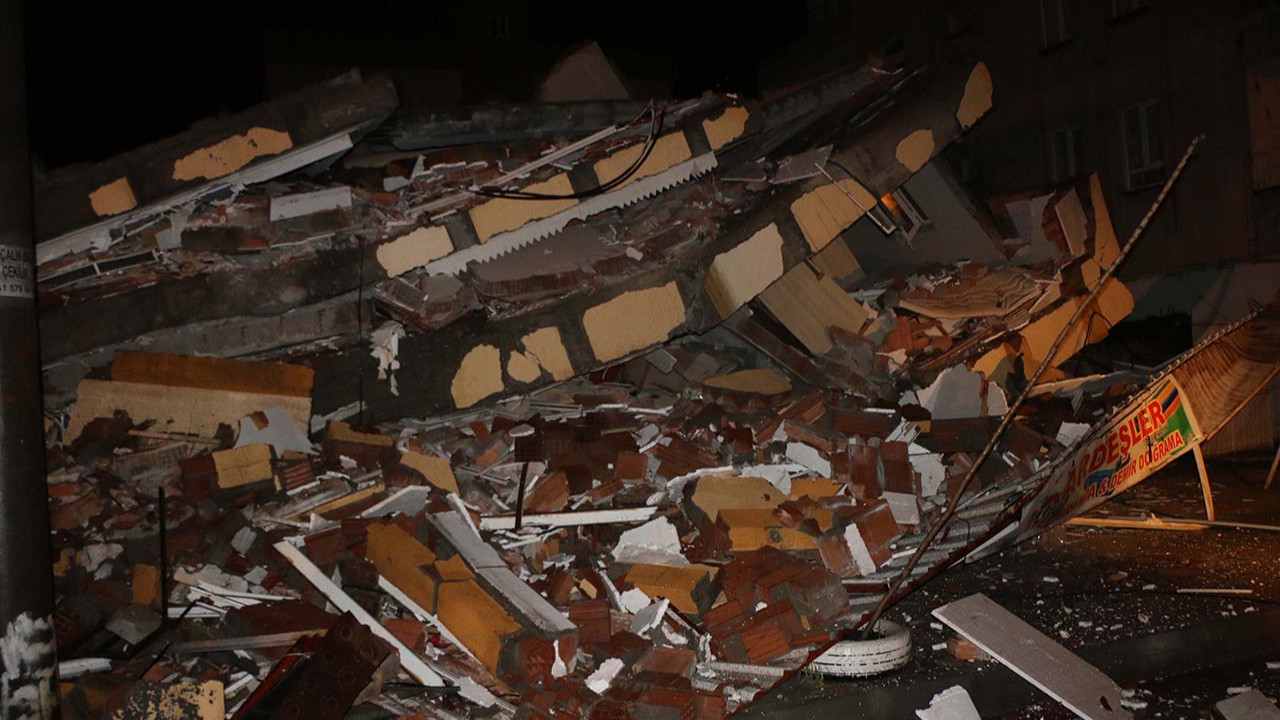 Adıyaman'da 4 katlı bina çöktü