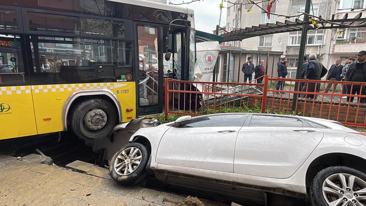 İstanbul'da halk otobüsü durağa daldı