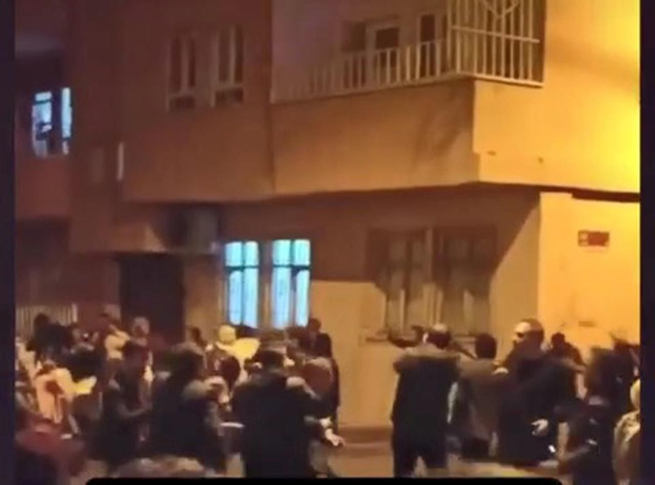 Taş, sopa, silah... Mahalleyi savaş alanına çevirdiler - Resim: 2