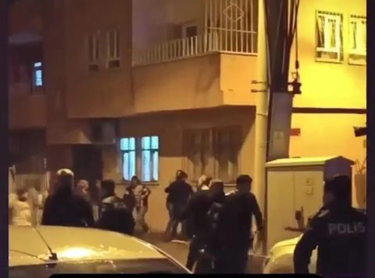 Taş, sopa, silah... Mahalleyi savaş alanına çevirdiler - Resim: 4