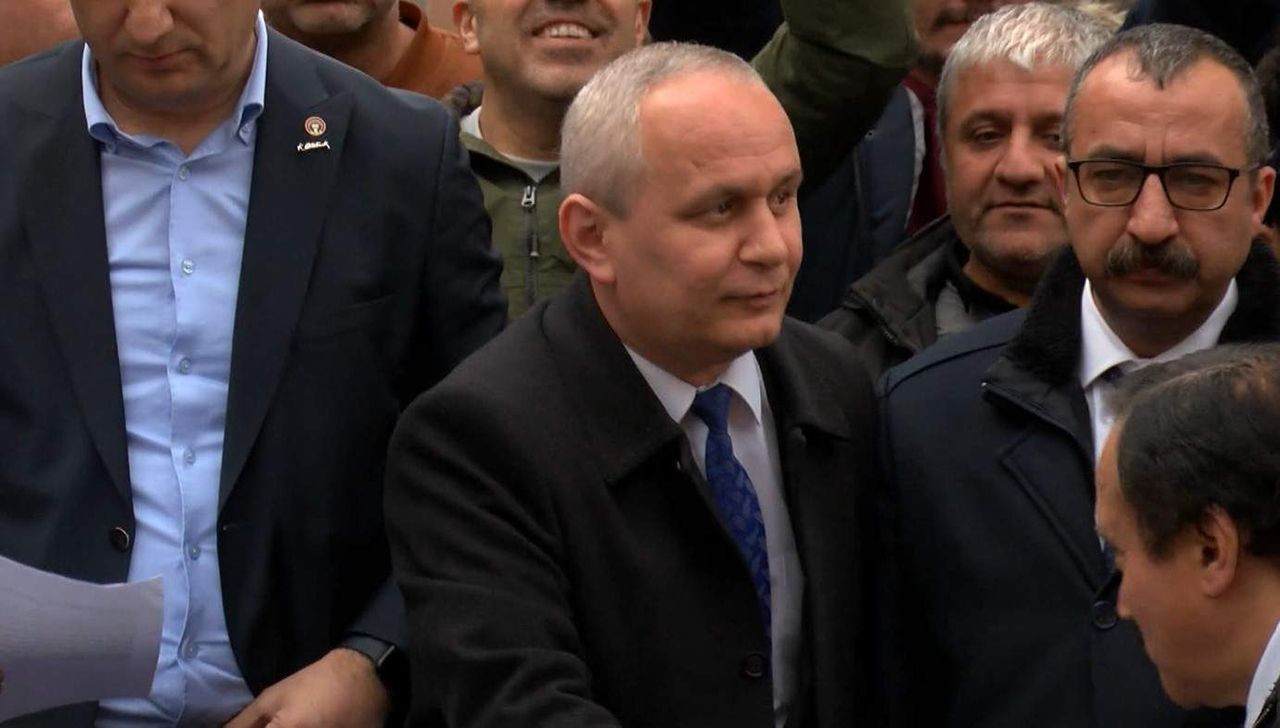 Saldırıya uğrayan ilahiyatçı Cemil Kılıç'ın basın açıklamasında gerginlik! - Resim: 3