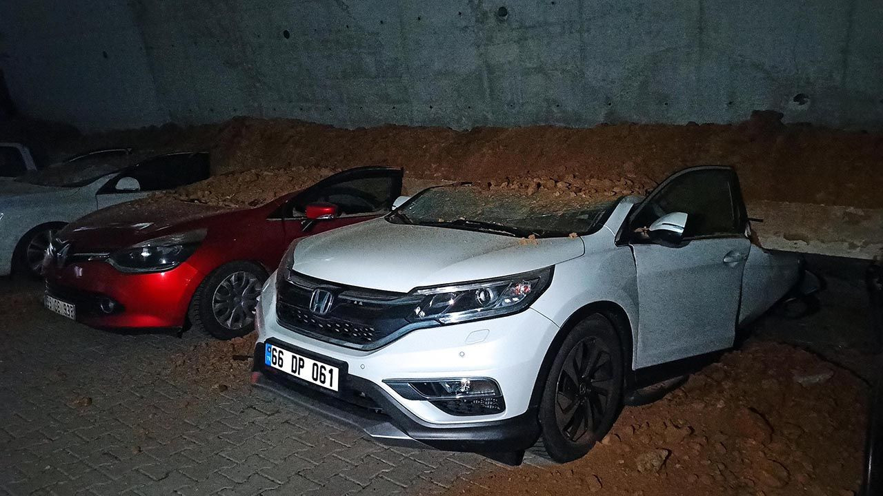 İstinat duvarı çöktü; 11 otomobil enkaz altında kaldı - Resim: 3