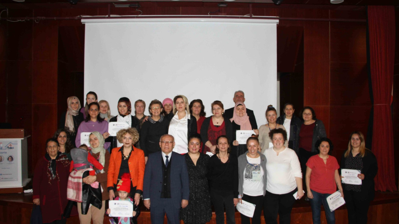 Kartal'da Aile Okulu Katılımcıları Sertifikalarını Aldı
