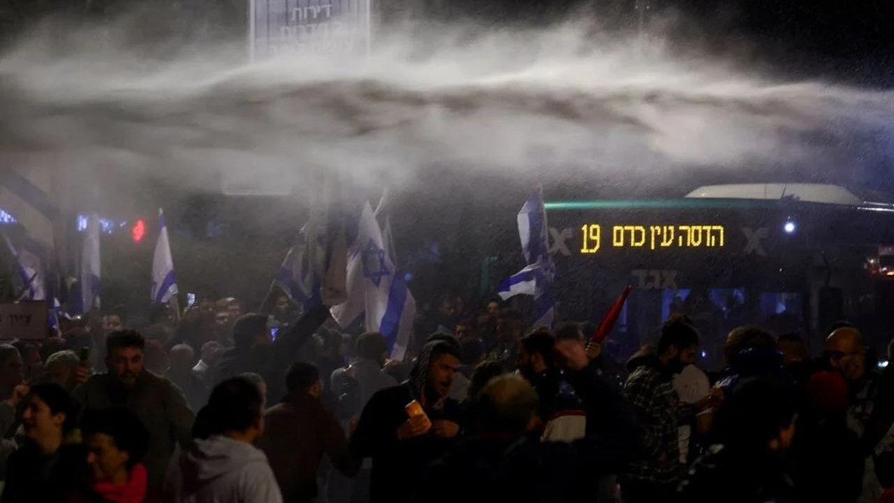 İsrail'i sokağa döken düzenleme askıya alınıyor