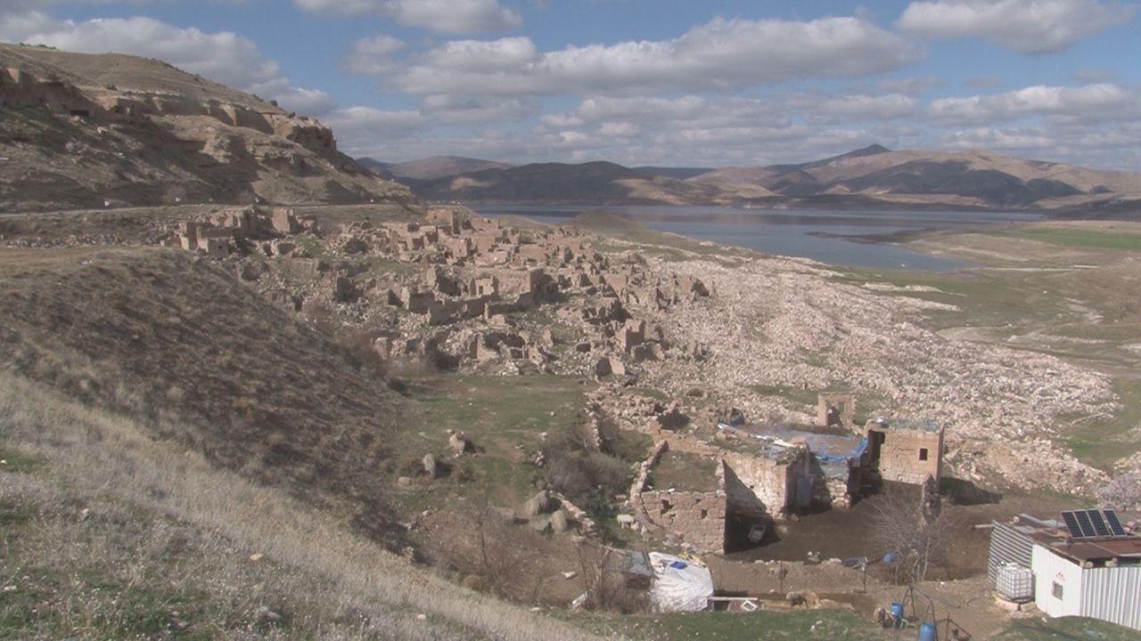 Baraj suları çekilince, yıllardır sular altındaki eski şehir gün yüzüne çıktı - Resim: 2