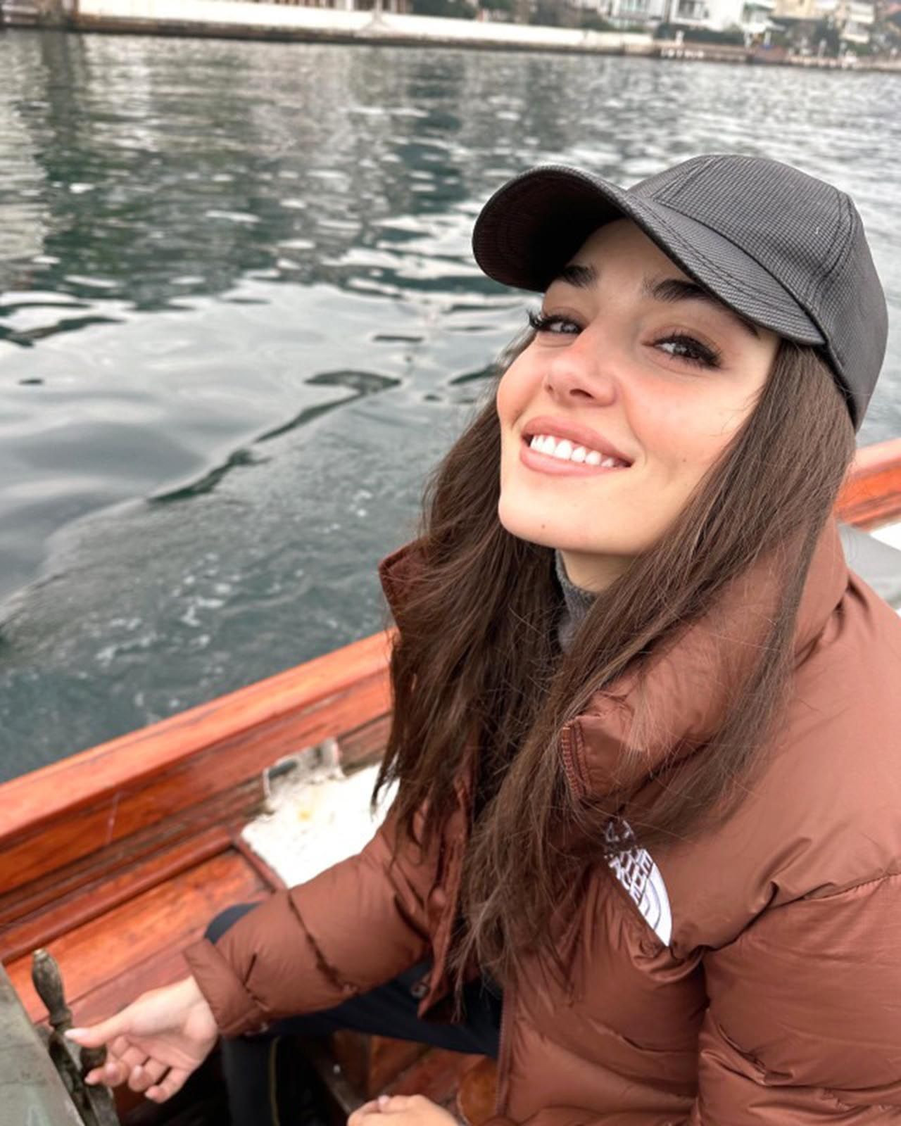 Hande Erçel ve Hakan Sabancı'nın Boğaz sefası! Paylaşımlarına beğeni yağdı - Resim: 4