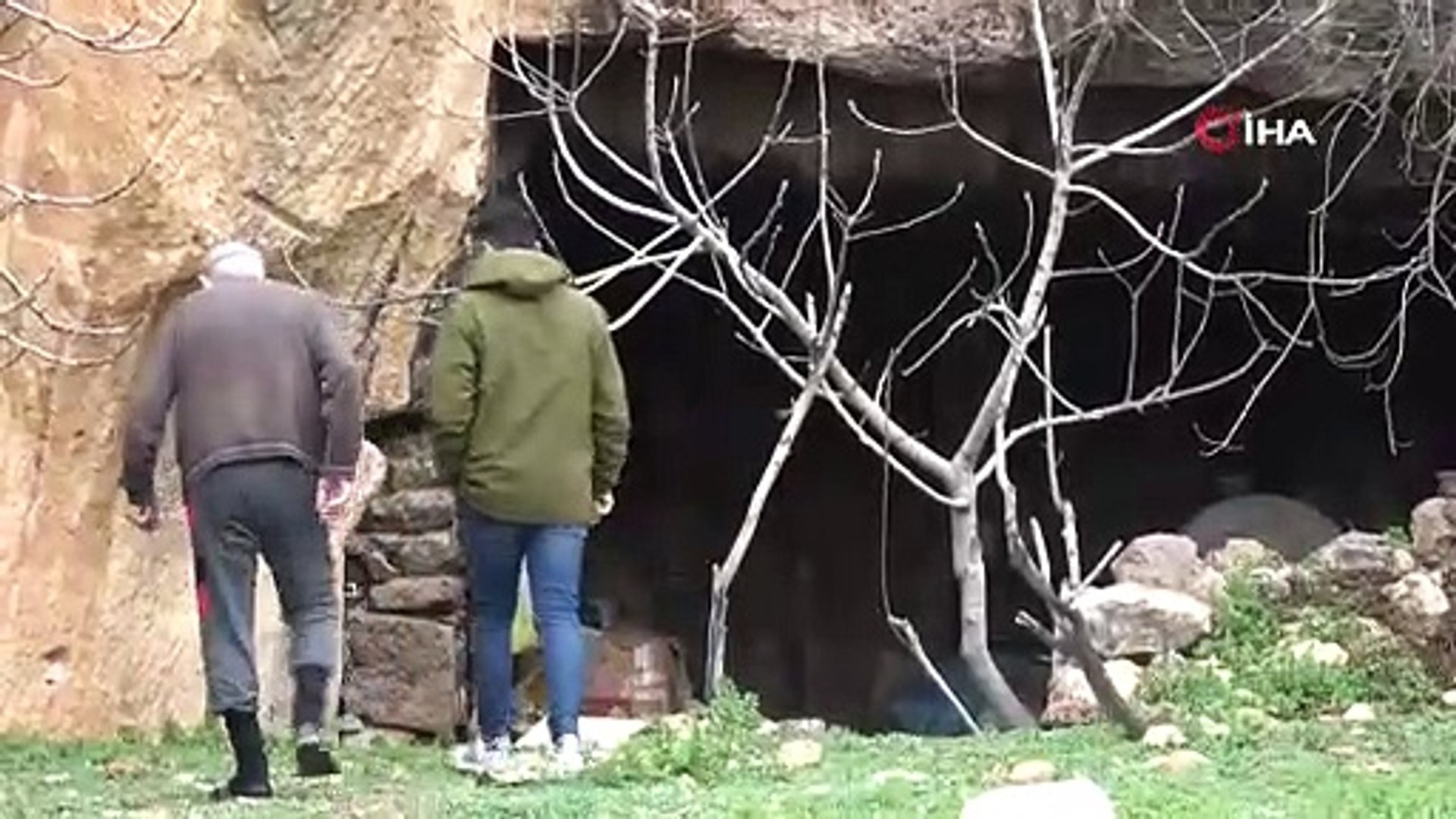 3 odalı mağaranın üzerine 3 kat bina yapıldı